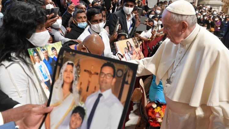 Pope greeting Sri Lankan Catholics.