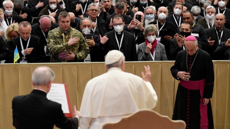 O Papa Francisco saúda os Missionários da Misericórdia na Sala Paulo VI