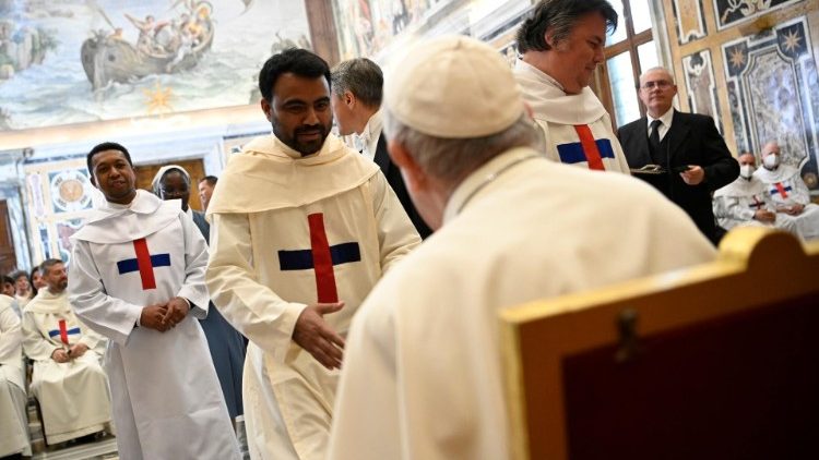 Le Pape recevant les membres de l'Ordre des Trinitaires, le 25 avril au Vatican. 