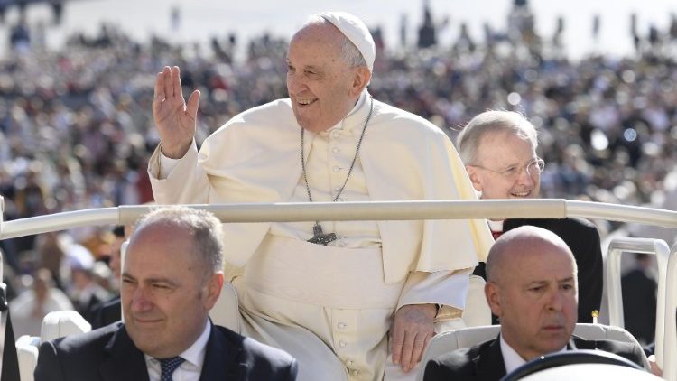 Der Papst auf dem Petersplatz
