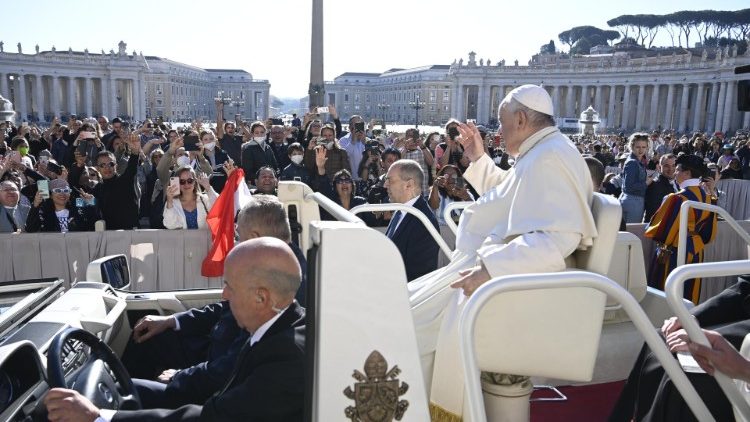 El Papa saluda a los peregrinos antes de iniciar la Audiencia General