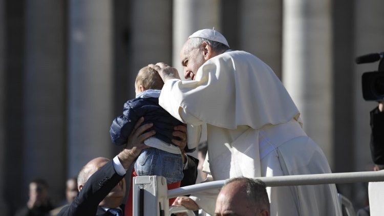 Papež blagoslavlja in pozdravlja vernike