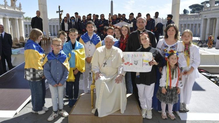 Papež z ukrajinskimi otroki