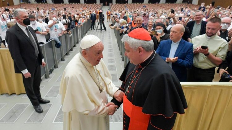 El Pontífice saluda al cardenal Konrad Krajewski, limosnero del Papa nacido en Łódź. 