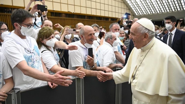 Le Pape François avec 2 000 pèlerins du diocèse de Łódź (Pologne), en Salle Paul VI du Vatican, le 28 avril 2022. 