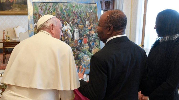  Ali Bongo Ondimba, Presidente della Repubblica del Gabon, regala al Papa un quadro che raffigura l'ingresso di Gesù a Gerusalemme