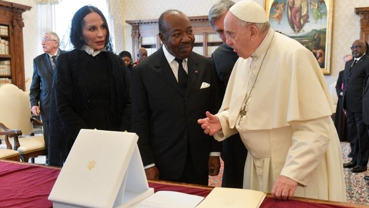 El Papa y el presidente de Gabón, Ali Bongo Ondimba y séquito