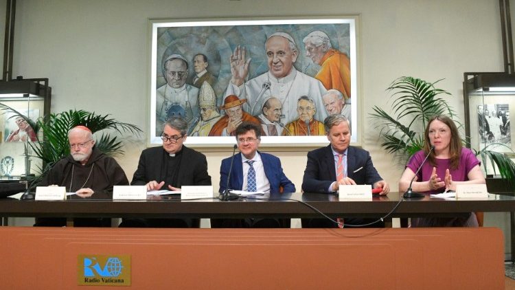 Il segretario della commissione, padre Andrew Small, secondo da sinistra accanto al cardinale O'Malley