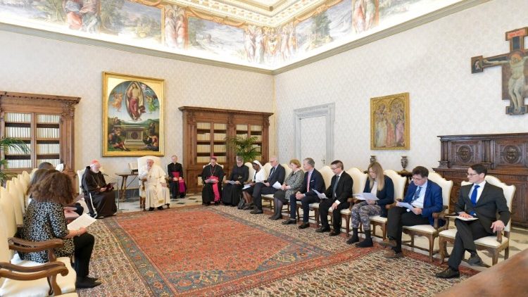 A Kiskorúak Védelme Bizottság tagjai a pápa dolgozószobájában  