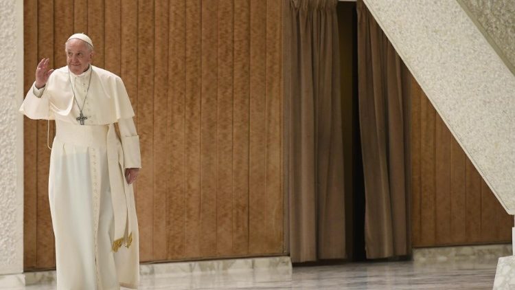 Úsmev na tvári ťažko kráčajúceho pápeža