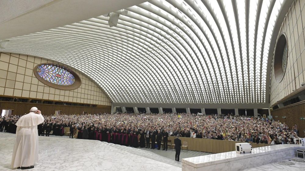 El Papa saluda a los peregrinos eslovacos presentes en el Aula Pablo VI