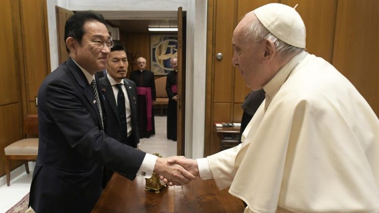 O Primeiro-Ministro do Japão Fumio Kishida com o Papa Francisco no Vaticano em 04 de maio de 2022