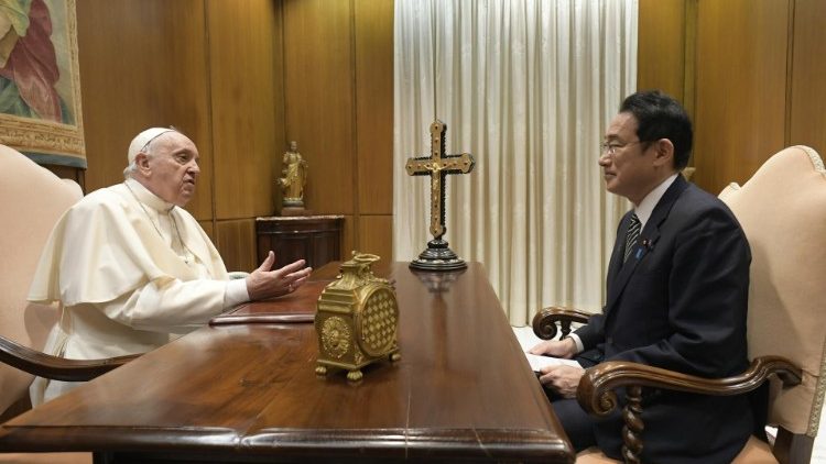 El Papa dialogando con el Primer Ministro de Japón, 4 de mayo 2022 