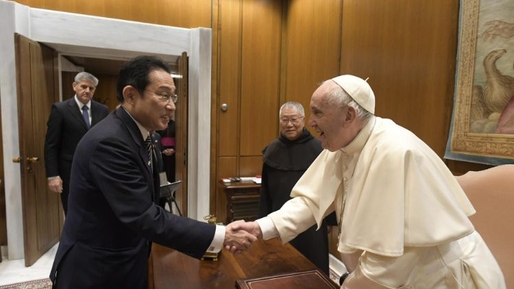 Japans Premierminister Fumio Kishida traf Papst Franziskus diesen Mittwoch in Privataudienz