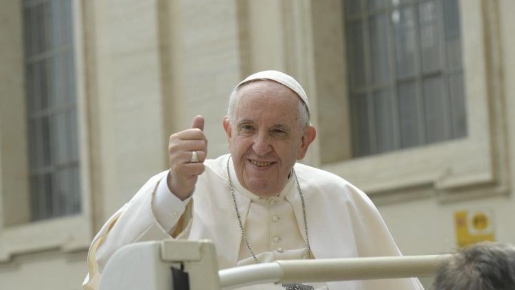 Papst Franziskus: Daumen hoch bei der Generalaudienz