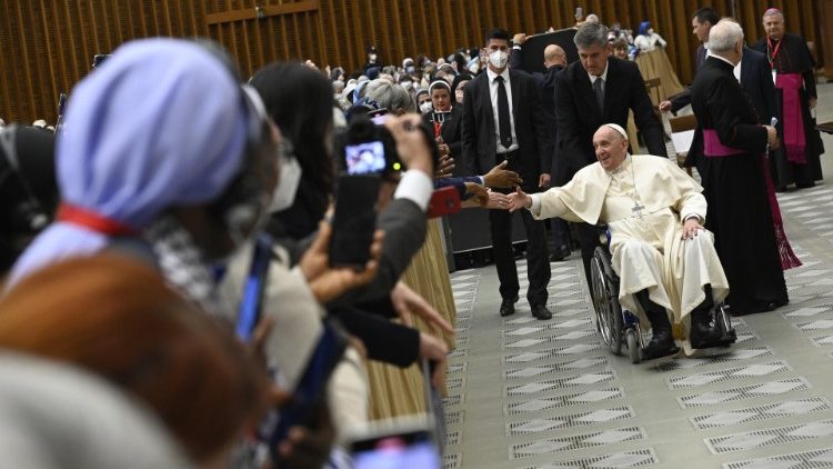 Francisco aparece pela primeira vez com a cadeira de rodas em audiência com religiosas da UISG