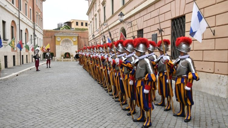 Gardes suisses dans la cour de la caserne au Vatican, le 6 mai 2022