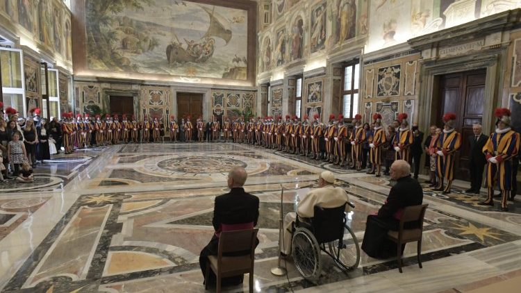 El Papa recibe a la Guardia Suiza en el Vaticano