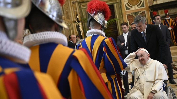 Папа Франциск на встрече с корпусом Швецарской гвардии (6 мая 2022 г.)