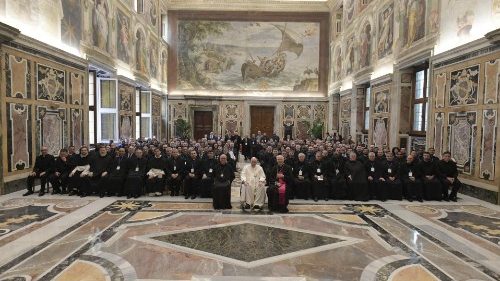 Папа: не превращать литургию в поле битвы