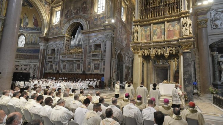 Das Innere der Lateranbasilika bei einer feierlichen Priesterweihe im Mai 2022
