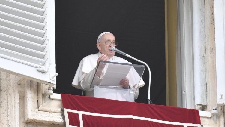 Papež Frančišek med opoldansko molitvijo Raduj se, Kraljica nebeška.