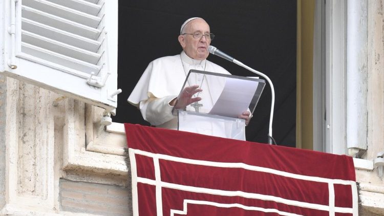 Il Papa durante la preghiera del Regina Coeli in Piazza San Pietro