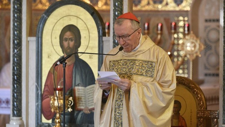 Кардинал Паролін проповідує під час Святої Меси за мир, відслуженої в соборі Святої Софії в Римі