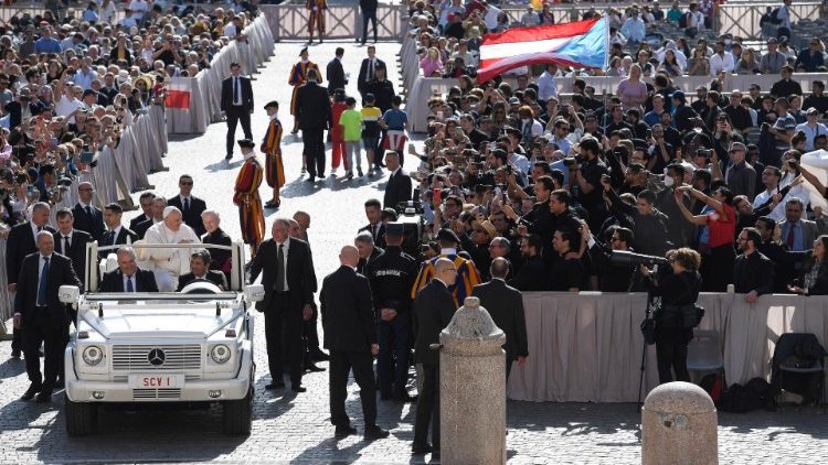 A Szent Péter-téren összegyűlt hívek között jár a pápamobil