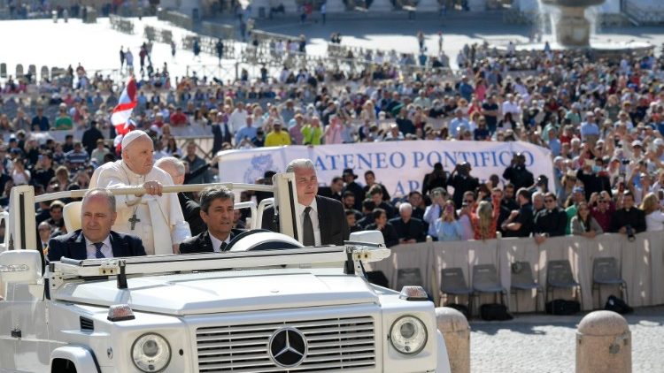 האפיפיור פרנציסקוס מברך את הקהל 