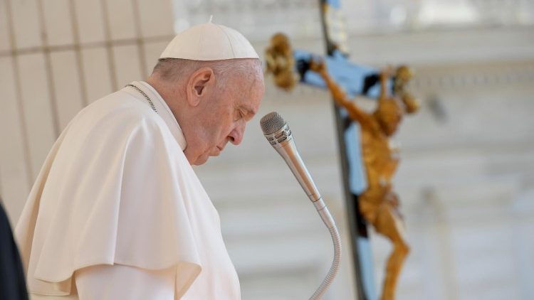 El Papa rezando el Padre Nuestro al final de la Audiencia
