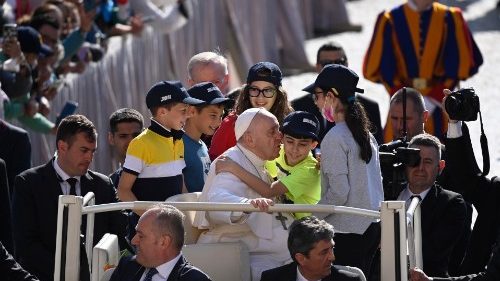 El Papa en la catequesis: dejemos una herencia de “bien” y no solo de bienes 