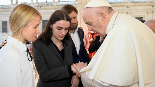 Папа встретился с жёнами защитников Мариуполя