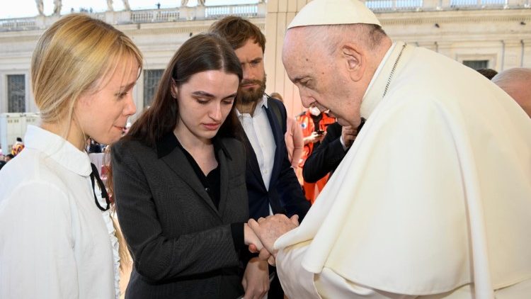 Papa Francisco toma la mano de Katheryna y Yulya, esposas de soldados ucranianos.  
