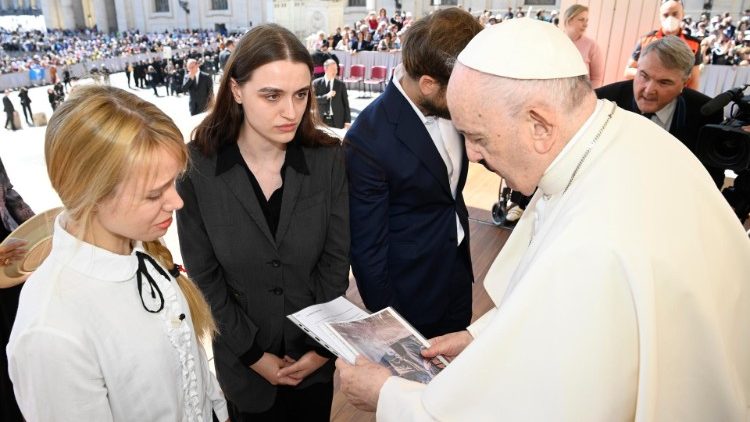 Katheryna and Yulya with the Pope