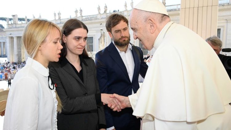 Katheryna y Yulya con el Papa
