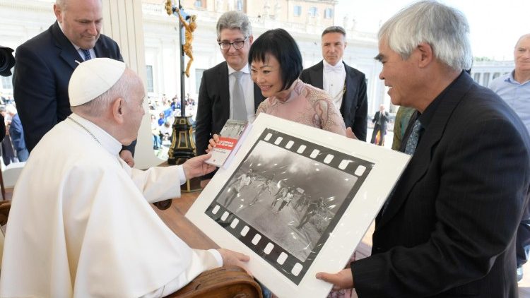 El fotógrafo ganador del Pulitzer Nick Ut entrega una copia de su famosa foto al Papa Francisco