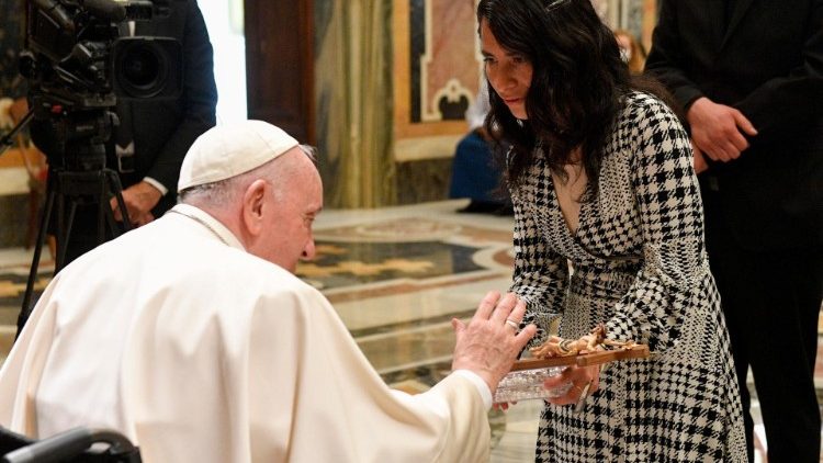 Nach wie vor im Rollstuhl: Papst Franziskus bei der Audienz fr Teilnehmende eines Moraltheologie-Kongresses am Freitag 
