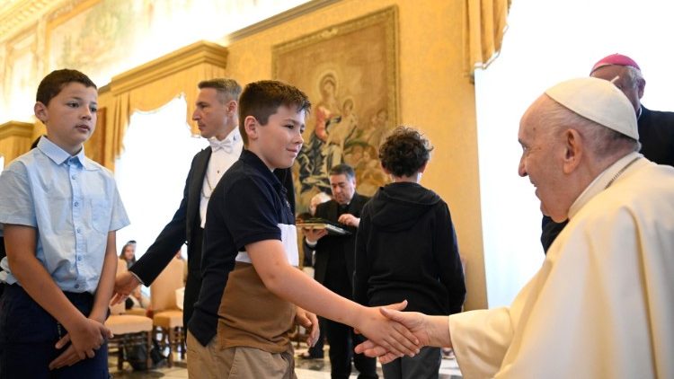 البابا فرنسيس يستقبل شباب أبرشيّة فيفيير في فرنسا 