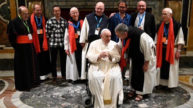 Foto ricordo del Papa con alcuni membri del Village de François
