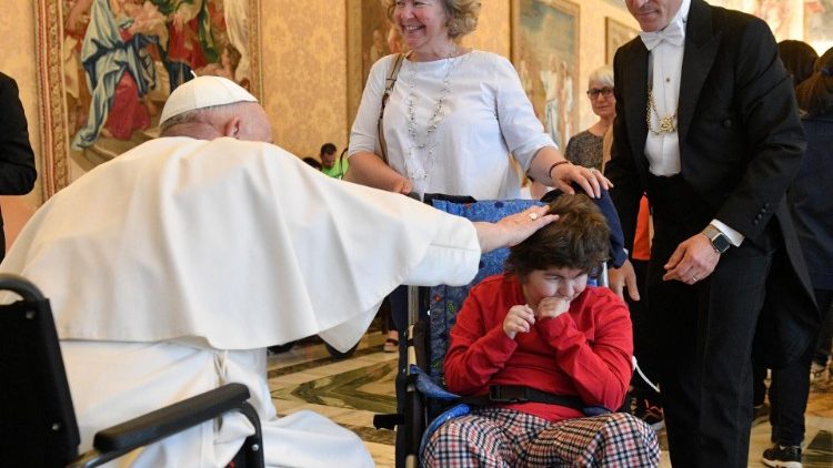 Francisco bendice a los niños con el síndrome de Cornelia de Lange