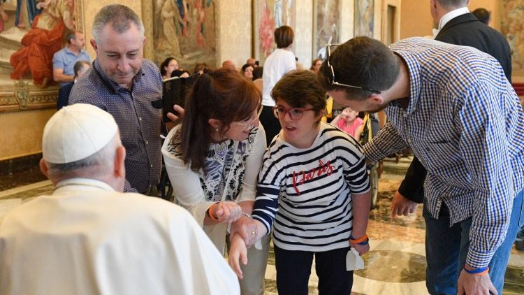 Papež pozdravlja eno izmed družin
