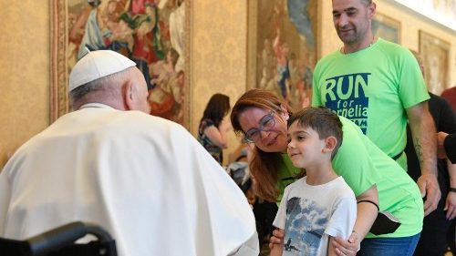 Papst dankt Helfern für Einsatz bei seltener Krankheit