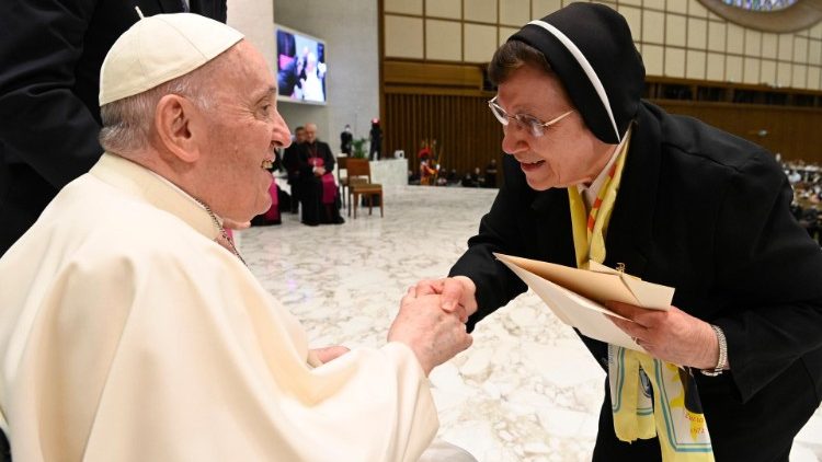 La Superiora General de las Maestras Pías saluda al Papa