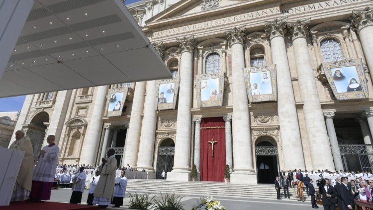 Fațada bazilicii San Pietro cu chipurile noilor Sfinți canonizați de papa Francisc duminică, 15 mai 2022.
