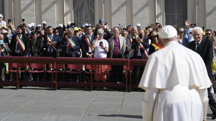 Papa Francesco appena arrivato nella Piazza per la celebrazione riceve il saluto di alcune delle autorità presenti