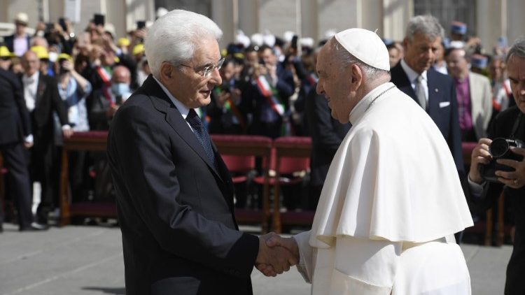 La stretta di mano tra il Papa e il presidente Mattarella