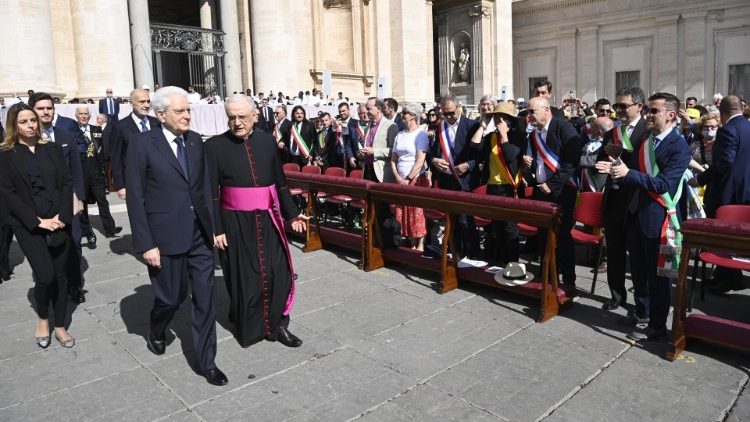 Il presidente della Repubblica italiana, Sergio Mattarella, alla Messa di canonizazzioni in Piazza San Pietro