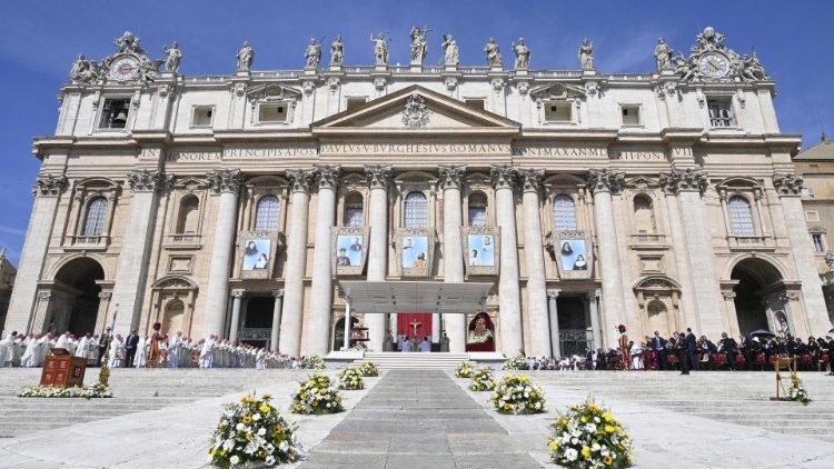 La Messa con rito di canonizzazione presieduta da Papa Francesco