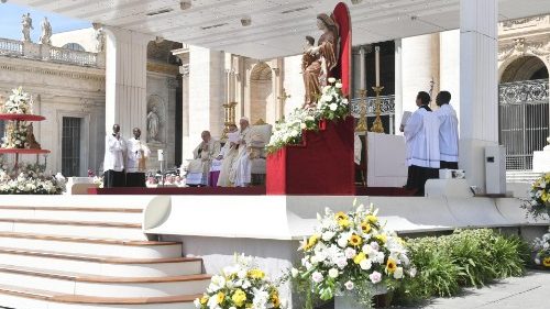 El Papa en el Regina Coeli: Que los nuevos Santos inspiren caminos de diálogo